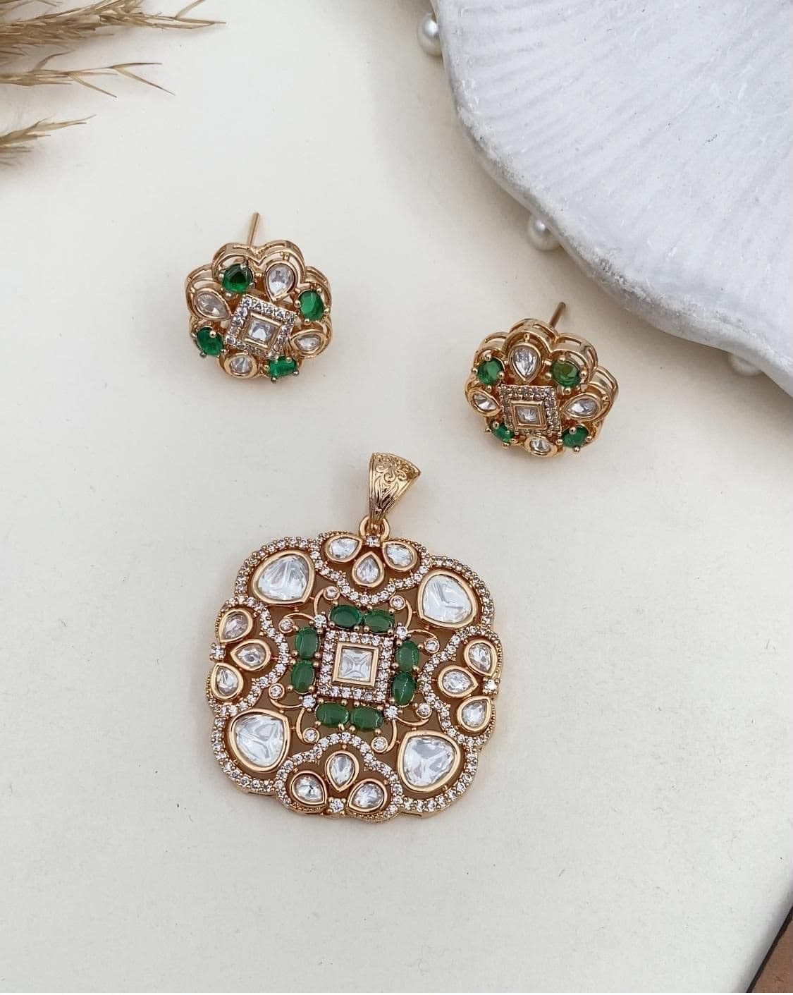 Emerald Quartet — Four green ovals crossing at the centre of a rose-gold rosette.