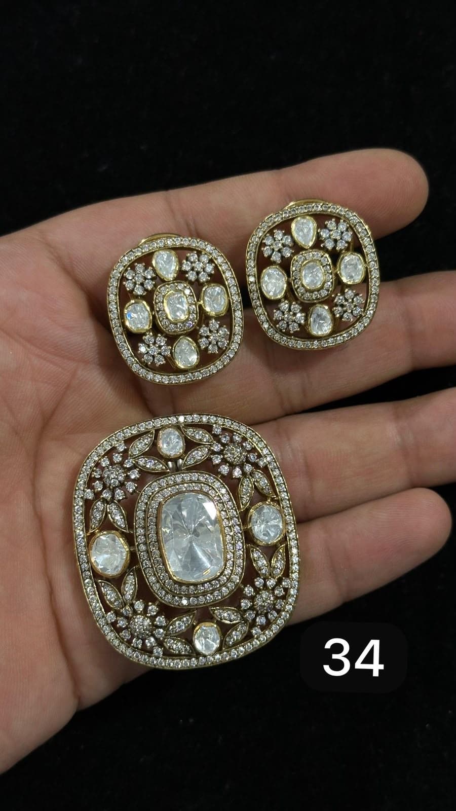 Polki Oval — One large uncut stone at the centre, small flowers worked into the frame around it.